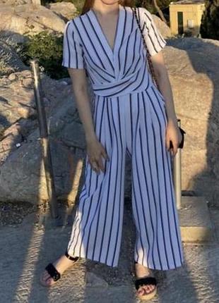 Білий смугастий комбінезон