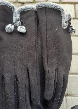 Женские черные перчатки с меховой отделкой и помпонами. northlux  германия.р-р м-l.