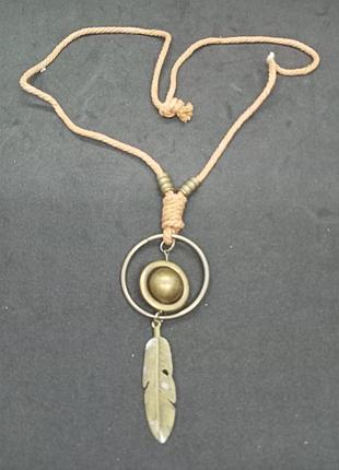 Кулон на толстой нитке