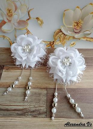 Білі бантики з сріблястими підвісками