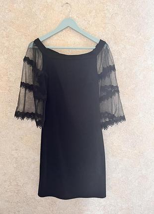 Сукня з відкритою спитою та пишними рукавами