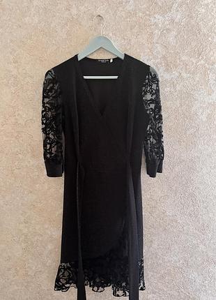 Стильна сукня з ажурними рукавами