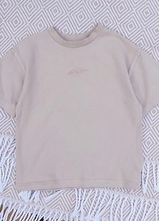 Плотная, бежевая, базовая футболка. футболка на мальчика 5-6 лет. состояние новой 🐻