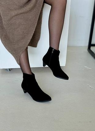 Удобные ботинки на низком каблуке и остром носке