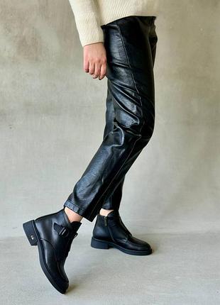 Ботинки mona. выполнены из натуральной кожи, всредены на байке.