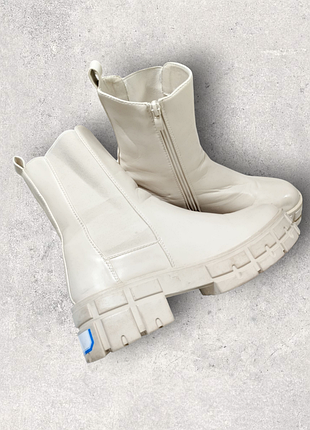 Черевики жіночі на товстій підошві  бежового кольору