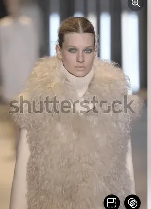 Меховой жилет от бренда cacharel, оригинал.