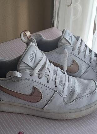 Белые кроссовки nike для девочки 38 рохмер, потолка 24 см.