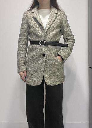 Сіре вовняне пальто