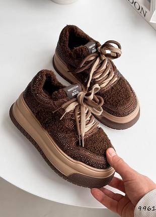 Натуральна замша, зимові коричневі жіночі кросівки з камінцями