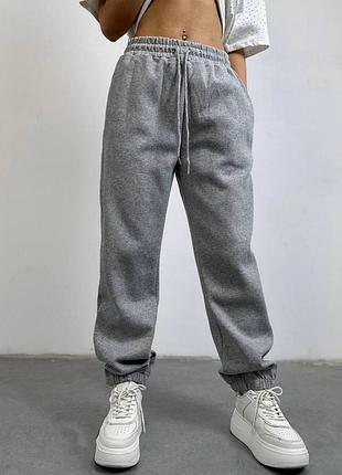Женские теплые спортивные штаны джоггеры трехнитка на флисе серые мод.485