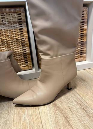 Чоботи жіночі на низьких підборах