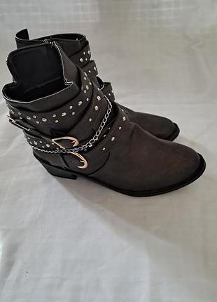 Женские ботильоны на низком каблуке новые.