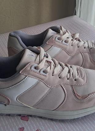 Летние кроссовки для девочки в разовых тонах, 36 размер, потолка 23 см.