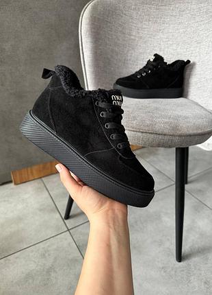 Женские кроссовки