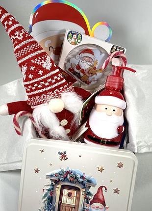 Новорічний подарунковий бокс з грілкою, декором та косметикою у металевій коробці