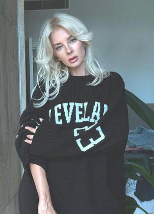 Подовжений светр оверсайз з написом з переду та на рукавах