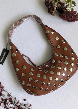 Стильна сумка хобо з заклепками від pretty little things