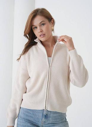 Свитер женский бежевый вязаный оверсайз короткий осенний весенний зимний