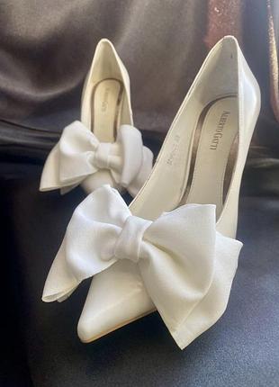 Туфлі білі з бантом  38-39 розмір