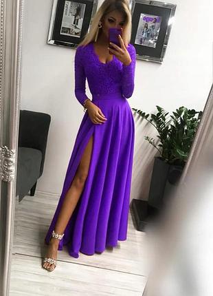 Сукня з довгими мереживними рукавами та плісированою спідницею.