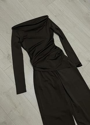 Костюм зі спущеними плечима