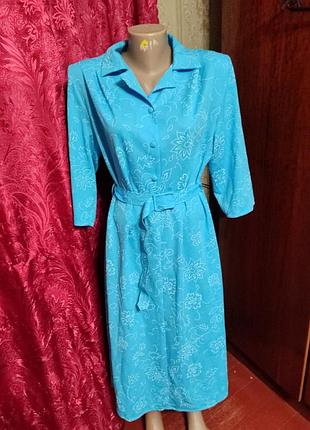 Платье деловое, яркое.