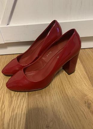 Туфлі лакові