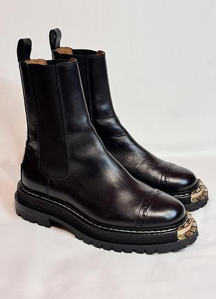 Sandro стильні, масивні шкіряні чоботи з металевим носком