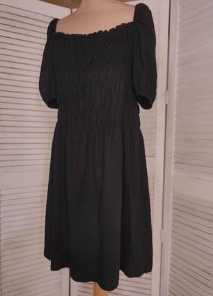 Черное фирменное платье на резинке
