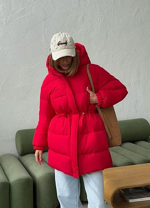 Червоний пуховик на кулісці з преміальної водонепроникної тканини