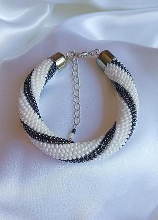 Браслет женский вязаный крючком белый с графитово-серой полоской из чешского бисера