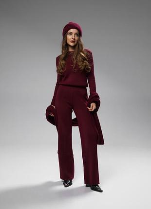 Вязаний костюм (кофта + штани
— 80% бавовна 🧶 (приємна до тіла і зігріває)
— 20% еластан 🪢  
він не кошлатиться, це якісна пряжа👌