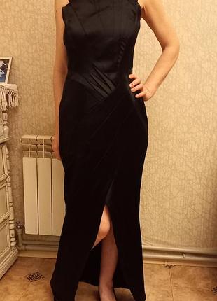 Длинное вечернее платье с разрезом.