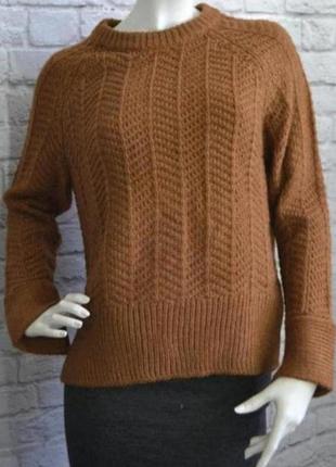 Красивый шоколадный свитер с боковыми разрезами