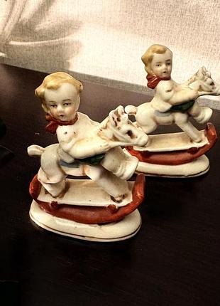 Порцелянова статуетка. німеччина 50- ті роки. « хлопчик на коник- гойдалці»