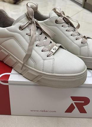 Удобные кожаные кроссовки rieker на осень-весну, утепленные внутри. состояние почти новых. были одеты пару раз.