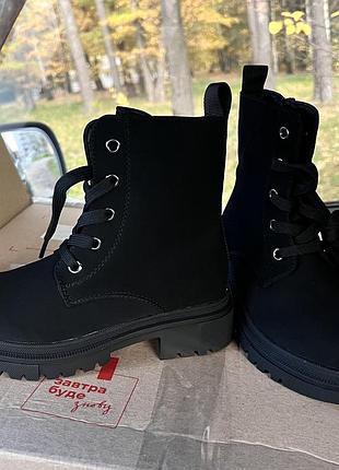 Ботинки осенние на холодную осень, теплую зиму с нубука. сбоку есть замочки, полнота ножки регулируется шнуровкой. размер: 32