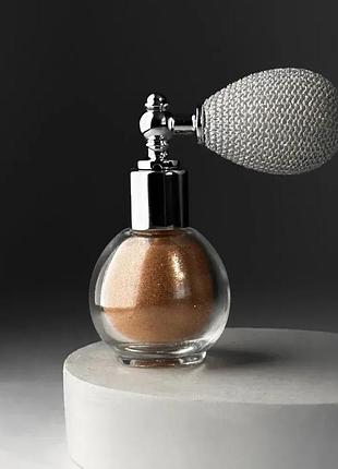 Сяюча пудра з хайлайтером у стильному ретро-флаконі