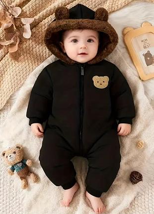 Очень красивый и удобный комбезик для ребенка в возрасте от 1 до 2 лет. черный цвет извне, внутрь коричневый,тепленький.