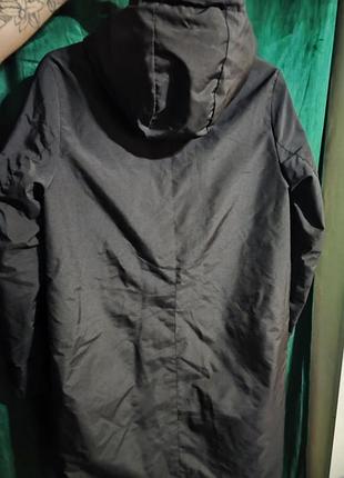 Чорна куртка-вітровка з капюшоном