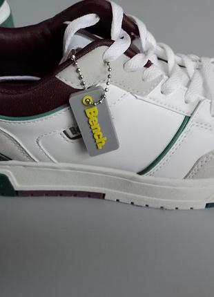 Кроссовки белого цвета