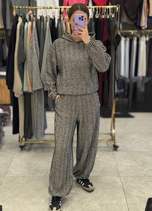 Повседневный костюм из альпаки из худи с капюшоном с брюками с кулисками по низу