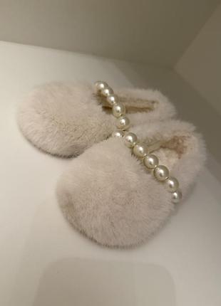 Пухнасті капці з перлинками – ніжність і комфорт для маленької принцеси ✨
