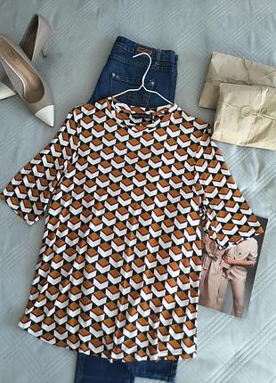 Стильная красивая трикотажная футболка с эластином в геометрический принт в размере 18