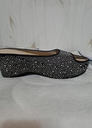 Босоніжки, шльопанці в каменях.