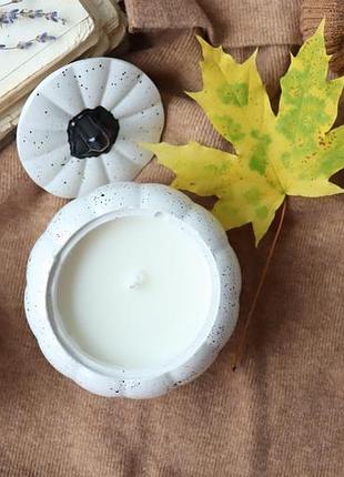 Свеча из соевого воска с цветочным ароматом в кашпо тыкву