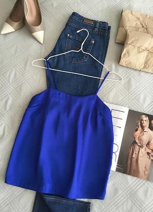 Роскошная блуза в бельевом стиле на тонких бретелях в цвете ультрамарин в размере 10