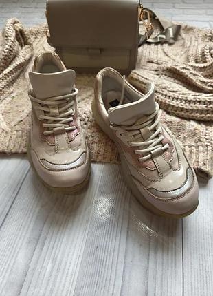 Кроссовки кожаные на массивной подошве.