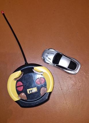 Игрушечный автомобиль на радиоуправлении